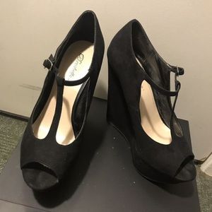 🌟Woman’s Black Wedged Heels‼️